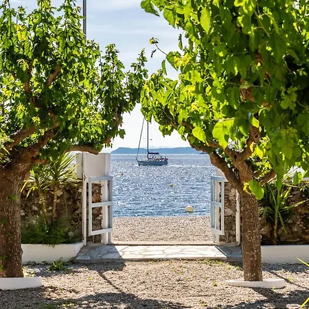 Psarianos Beachfront Apartment *